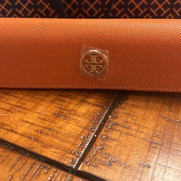 Tory Burch glasses case - Picture 2 of 4